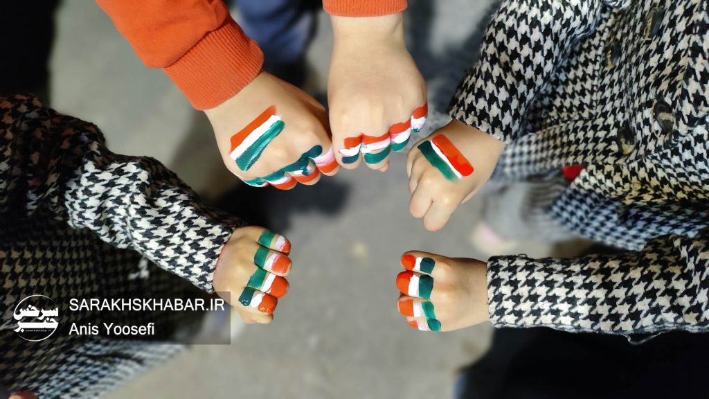 پرچم ایران بر دستان مرزنشینان غیور سرخسی در قرار شبانه حفظ خیابان| عکاس: انیس یوسفی
