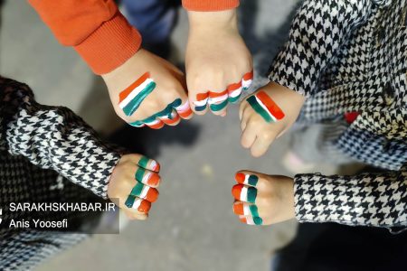 پرچم ایران بر دستان مرزنشینان غیور سرخسی در قرار شبانه حفظ خیابان| عکاس: انیس یوسفی
