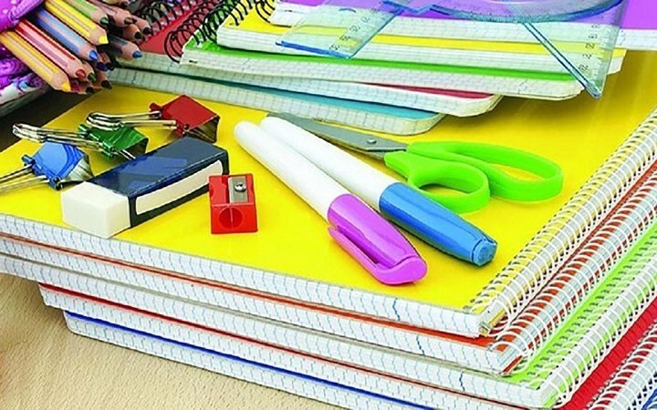اهدای بیش از ۱۱۰۰ بسته لوازم‌التحریر به دانش‌آموزان نیازمند سرخس